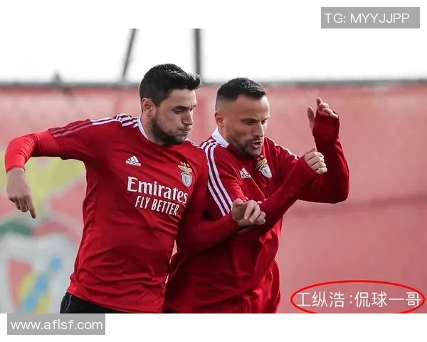 西甲精彩对决波尔图与本菲卡战成平局逆转瞬间引发全场热烈反响