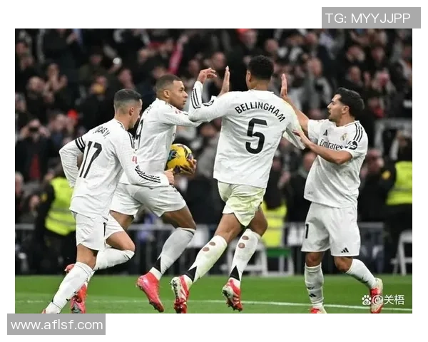 友谊赛精彩对决那不勒斯与皇马战成平局逆转瞬间引发全场热烈反响